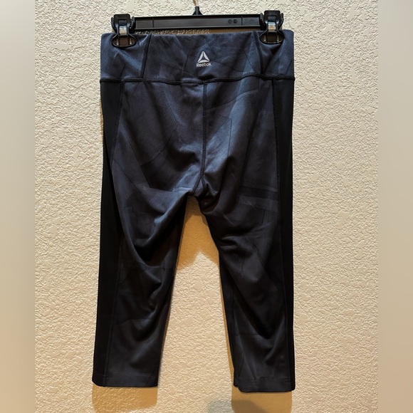 Reebok Speedwick Black Pattern Workout Capris, Medium - Picture 2 of 4